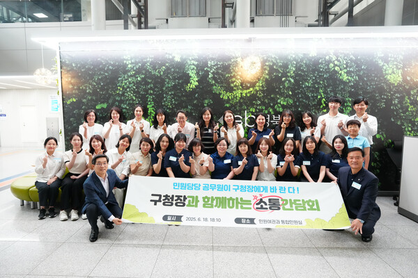 ▲ 이승로 성북구청장(현수막 오른쪽), 임근수 행정문화국장(왼쪽)과 민원 담당 직원들이 기념 촬영을 하고 있다.