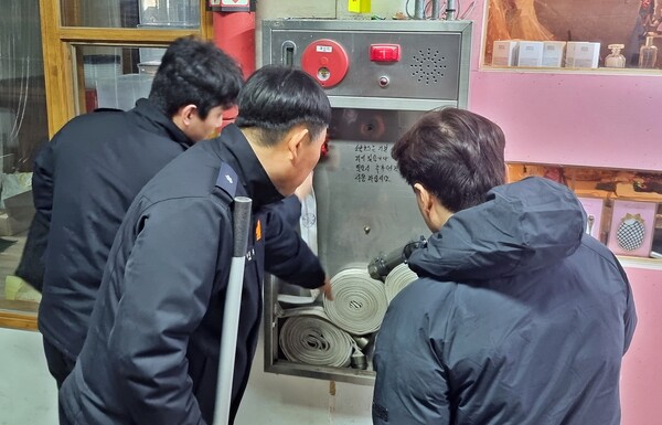 ▲ 경주시가 관계기관과 합동으로 설 명절을 앞두고 전통시장 안전점검에 나선 관계자들이 소화전과 소방시설 관리 상태를 점검하고 있다.