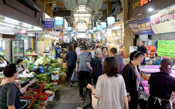 ▲ 지난해 10월 2일 울산 남구 신정시장에서 시민들로 북적이는 모습. /뉴시스