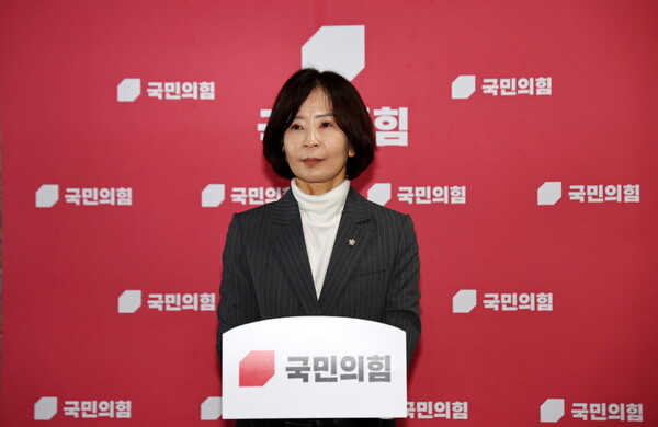 ▲ 질문에 답하는 최수진 국힘 대변인. /뉴시스