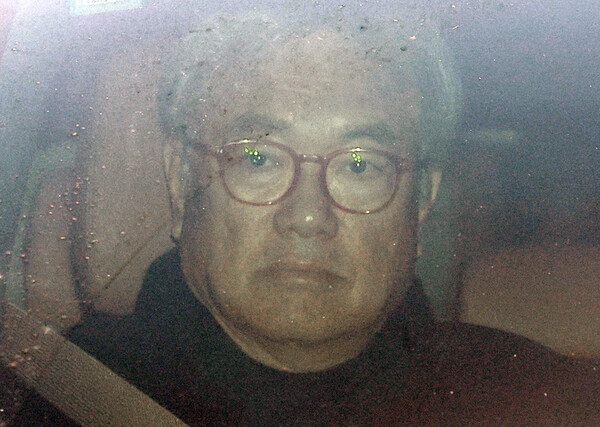 ▲ 윤석열 전 대통령 파면 직후 대통령실 컴퓨터(PC) 초기화를 지시한 의혹을 받는 정진석 전 대통령비서실장이 피의자 신분으로 조사를 받기 위해 8일 오전 서울 서대문구 3대 특검 잔여 사건을 수사 중인 경찰 특별수사본부(특수본)로 출석하고 있다. /뉴시스