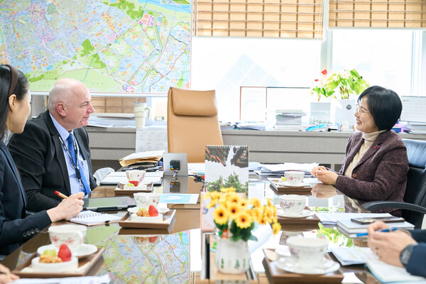 ▲ 이수희 강동구청장과 차담회 가지는 서호주경찰청 폴 베산트 운영지원과장.