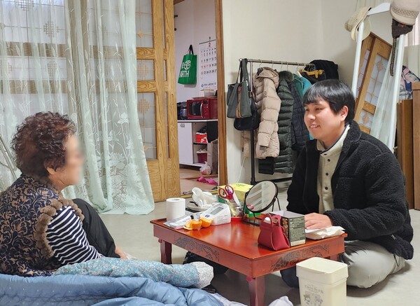 ▲ 명절 연휴 전 어르신 안부를 미리 확인하는 모습.