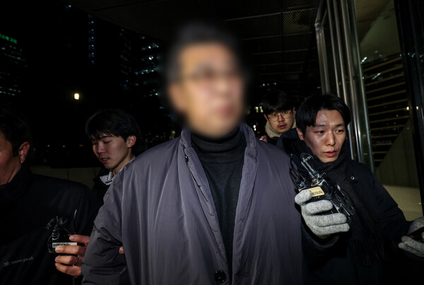 ▲ 인천 강화군의 중증장애인 거주시설 '색동원'에서 제기된 성폭력 의혹 관련 여성 입소자들을 상대로 한 성폭력처벌법상 장애인 강간·강제추행 등의 혐의를 받는 시설장 A씨가 2월 4일 서울 중구 서울경찰청 여성대상범죄특별수사팀에서 조사를 마친 뒤 나오고 있다. /뉴시스