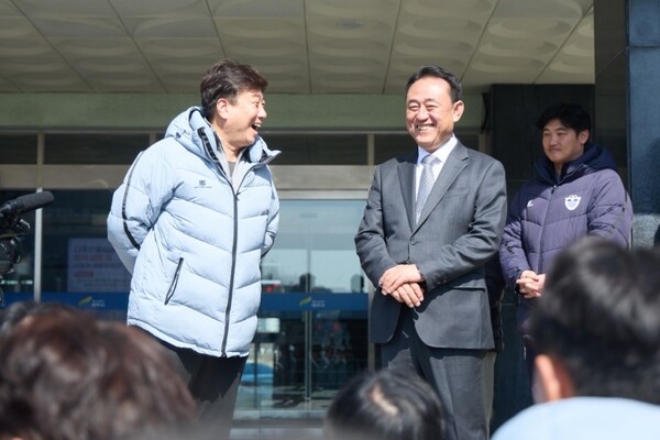▲ 여주FC 김영기 단장과 이충우 여주시장.