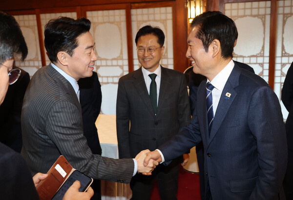 ▲ 정청래 더불어민주당 대표와 강훈식(왼쪽) 대통령비서실장이 8일 오후 서울 종로구 국무총리공관에서 열린 제6차 고위당정협의회에서 악수하고 있다. /뉴시스