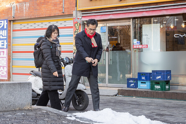 ▲ 쌈지공원 민원현장을 주민들과 살피는 이기재 양천구청장.