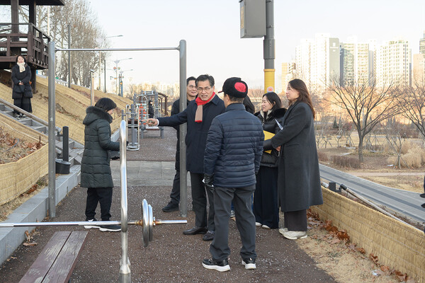 ▲ 안양천 민원현장을 주민들과 살피는 이기재 양천구청장.