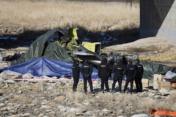 ▲ 2월 9일 경기 가평군 조종면 신하교 인근에 AH-1S 코브라 헬기가 추락해 현장에서 군 관계자들이 사고 수습을 하고 있다. /뉴시스