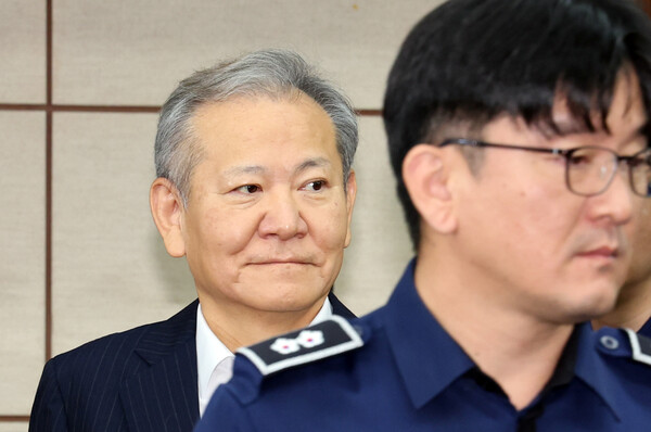 ▲ 이상민 전 행정안전부 장관이 지난해 10월 서울 서초구 서울중앙지법에서 열린 내란 중요임무 종사 등 혐의 첫 공판기일에 출석하고 있다. /뉴시스