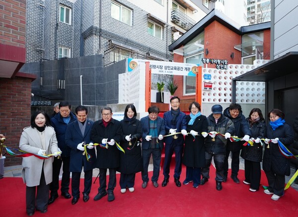 ▲ 이승로 성북구청장(오른쪽 여섯 번째)과 관계자들이 정릉아리랑시장 상인교육공간 개관을 축하하며 커팅식을 진행하고 있다.