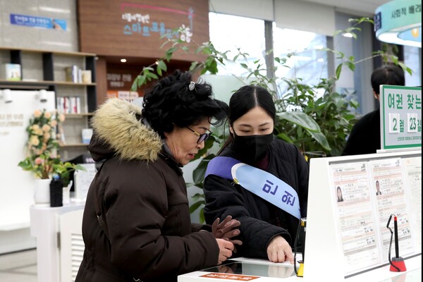 ▲ 성동구청 1층 행복민원실을 방문한 주민들에게 민원 안내하고 있는 모습.