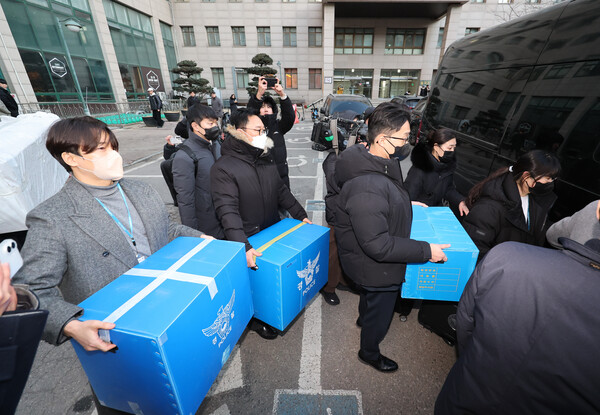 ▲ 지난 1월 21일 군경합동조사TF가 올해 초 무인기를 만들어 북한에 날려 보냈다는 의혹을 받는 민간인 피의자들에 대한 3명의 주거지 및 사무실 등에 대해 압수수색에 돌입했다. 이날 피의자와 관련된 서울 시내 한 대학교에서 압수수색을 마친 관계자들이 압수품을 들고 나서고 있다. /뉴시스