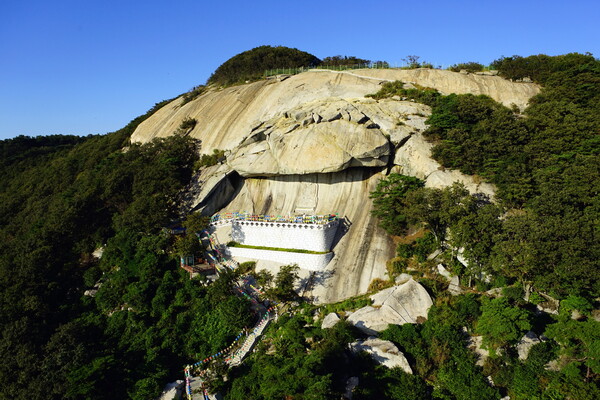 ▲ 보문사 마애석불좌상 전경.