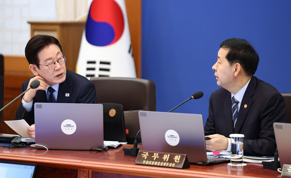 ▲ 구윤철 부총리와 대화하는 이재명 대통령. /뉴시스
