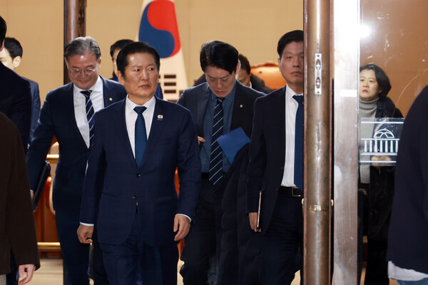 ▲ 정청래 더불어민주당 대표가 10일 서울 여의도 국회에서 의원총회 후 대표실로 이동하고 있다. /뉴시스