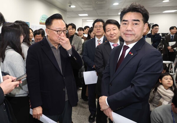 ▲ 침통한 표정의 소장파 초재선 의원들. /뉴시스