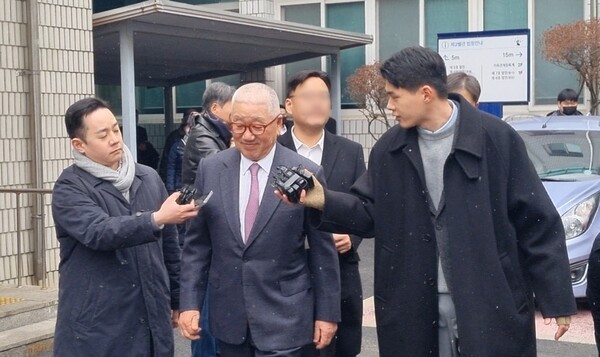 ▲ 중대재해처벌법 위반 혐의로 기소된 정도원 삼표그룹 회장이 10일 오후 2시50분께 1심 선고 이후 법정을 나오고 있다. /뉴시스