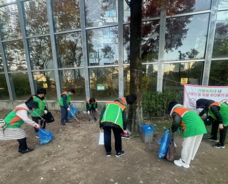 ▲ 설 연휴를 앞두고 주민들이 대청소를 하고 있다.
