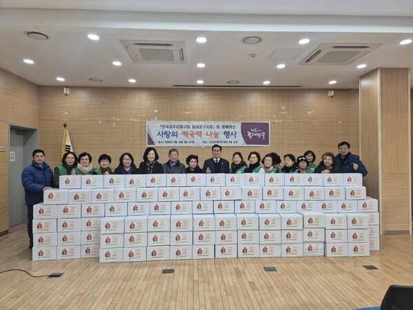 ▲ 떡국떡 나눔 기념촬영.