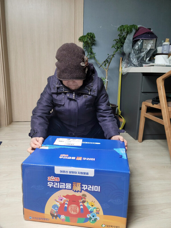 ▲ 어르신 福꾸러미 전달 모습.