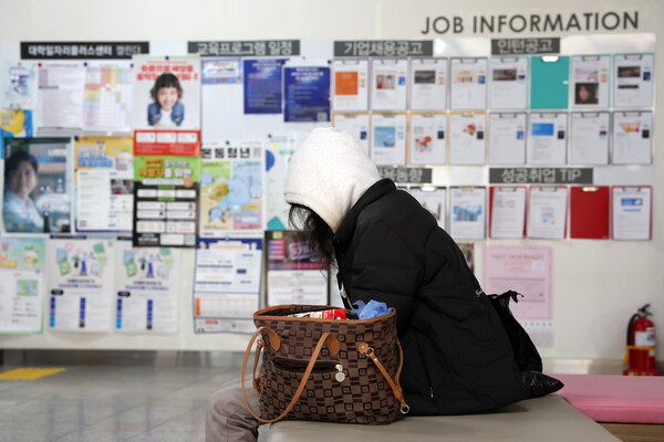 ▲ 서울 시내의 한 대학교 일자리플러스센터에 학생이 채용정보 게시판 앞에 앉아 있다.  /뉴시스