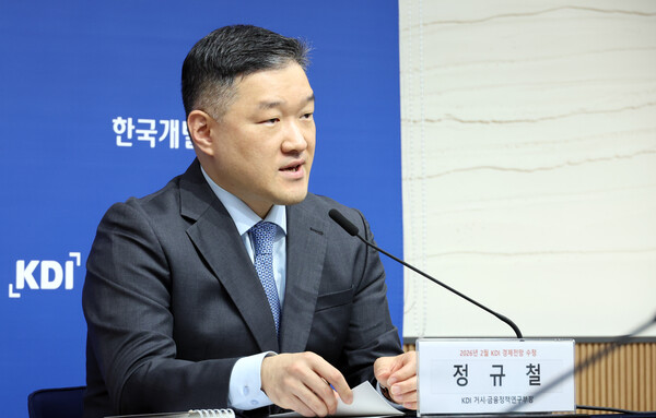 ▲ 정규철 KDI 경제전망실장이 11일 세종시 정부세종청사에서 2026년 경제전망 수정치 브리핑을 하고 있다. /뉴시스