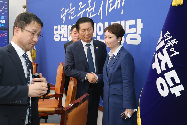 ▲ 정청래 더불어민주당 대표와 이언주 최고위원이 조국혁신당과의 합당 관련 비공개최고위원회의 결과 브리핑을 마친 뒤 악수를 하고 있다. /뉴시스