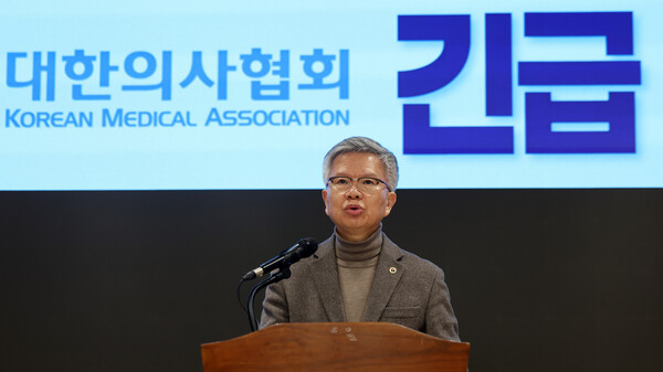 ▲ 김택우 대한의사협회장이 10일 서울 용산구 대한의사협회에서 보건의료정책심의위원회의 의과대학 증원 관련 긴급 브리핑을 하고 있다. /뉴시스