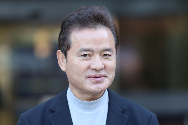 ▲ 임종성 전 더불어민주당 의원이 지난해 12월 18일 오전 서울 서초구 서울중앙지법에서 열린 민주당 전당대회 돈봉투 의혹 관련 항소심 선고를 마치고 법원을 나서며 취재진 질의에 답하고 있다. /뉴시스