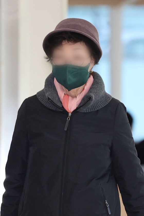 ▲ 윤석열 전 대통령 부인 김건희 여사의 모친 최은순 씨가 11일 오전 서울 종로구 KT광화문빌딩 웨스트에 마련된 김건희 여사 관련 의혹을 수사하는 민중기 특별검사 사무실에 피의자 신분으로 출석하고 있다. /뉴시스