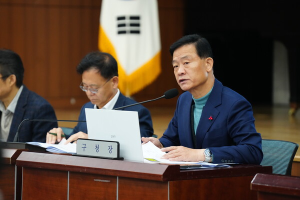 ▲ 이승로 성북구청장이 간부회의에서 정보공개 중요성과 투명 행정 강화를 당부하고 있다.