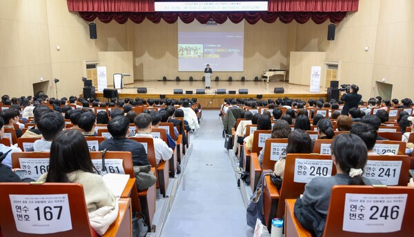 ▲ 도성훈 인천시교육감 ‘AI가 답하는 시대, 생각하고 질문하고 움직이는 인천교육’ 특별 강연 모습.