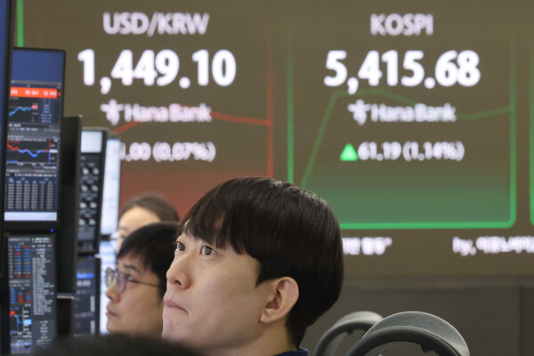 ▲ 서울 중구 하나은행 딜링룸에서 딜러들이 업무를 보고 있다. /뉴시스