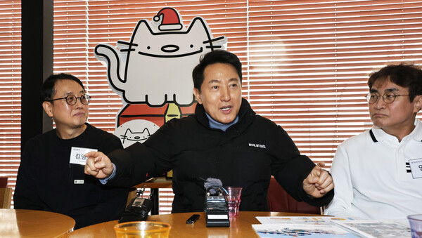 ▲ 노량진 만나로 상인들과 대화하는 오세훈 서울시장. /뉴시스