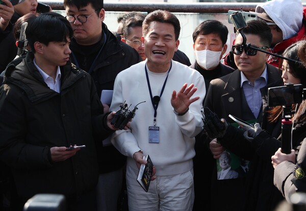 ▲ 경찰 출석 전 기자회견 하는 전한길. /뉴시스