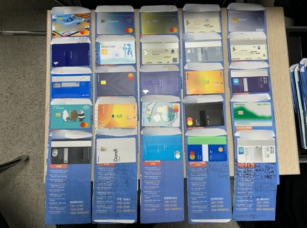 ▲ 서울 성북경찰서가 무등록 운전연수 업체를 단속하는 과정에서 압수한 대포통장(체크카드) 137개. (사진=성북경찰서 제공)