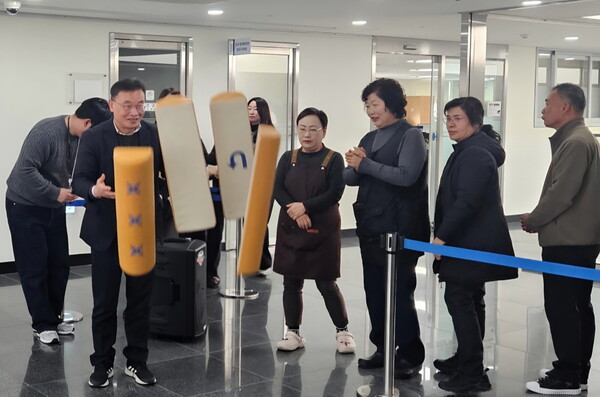 ▲ 수원특례시 팔달구 설맞이 '행운의 윷 던지기' 직원 격려 이벤트 개최 모습.