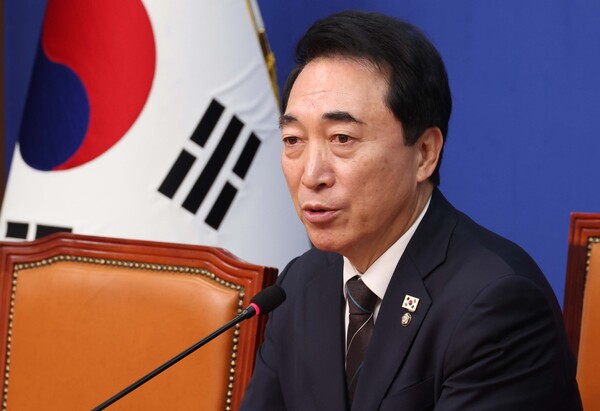 ▲ 답변하는 박수현 수석대변인. /뉴시스