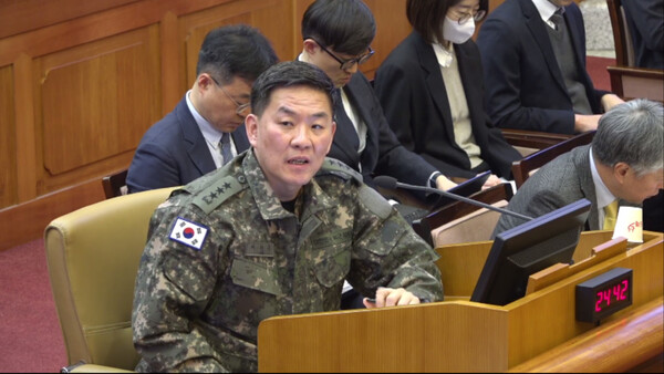 ▲ 이진우 전 육군 수도방위사령관이 4일 서울 종로구 헌법재판소에서 열린 윤석열 대통령 탄핵심판 5차 변론에 증인으로 출석해 발언하고 있다. (사진=헌법재판소 제공)