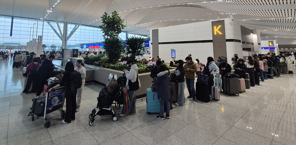 ▲ 13일 오전 설 연휴를 해외에서 보내려는 승객들이 인천공항 제2여객터미널 항공사 카운터에 긴줄을 서고 있다. /뉴시스