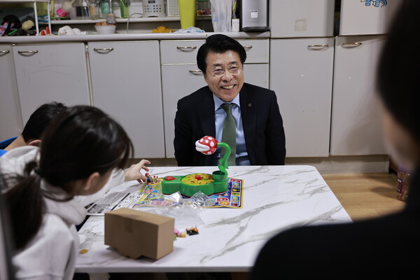 ▲ 한부모 가정 방문한 서강석 송파구청장.