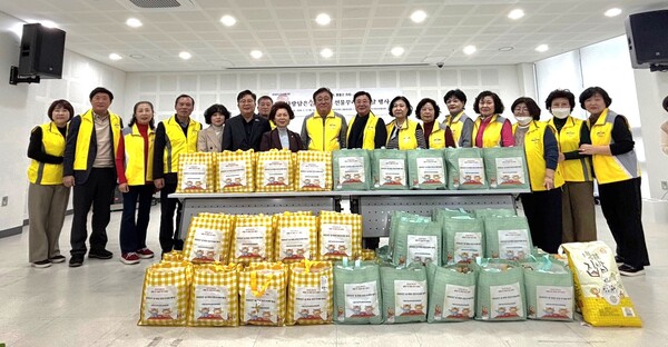 ▲ '사랑담은 설 명절 선물꾸러미' 전달 행사 개최 모습.