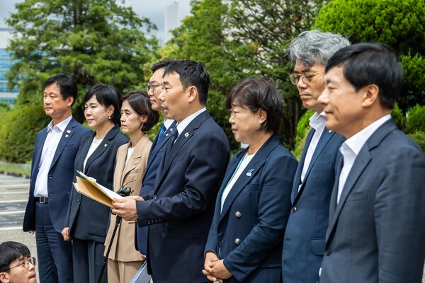 ▲ 김용민 국회 법제사법위원회 더불어민주당 간사가 지난해 9월 1일 경기도 의왕시 서울구치소에서 열린 현장검증을 마치고 브리핑을 하고 있다. 이날 법사위는 특검 출석 요구 당시 윤석열 전 대통령이 옷을 벗고 버티는 과정이 있었는지 여부를 폐쇄회로(CC)TV 등 영상 기록으로 열람했다. /뉴시스