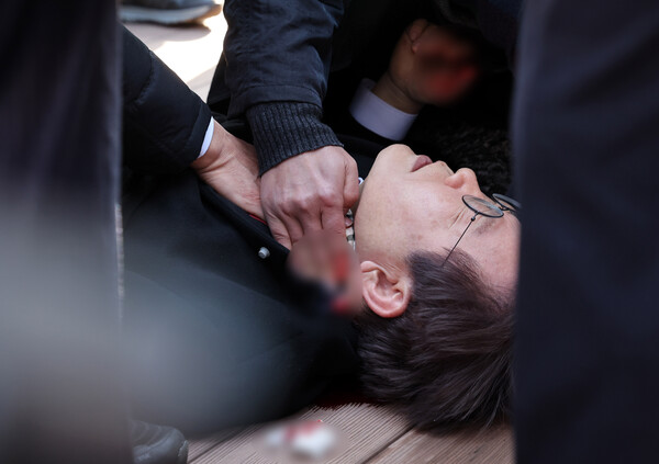 ▲ 이재명 더불어민주당 대표가 2024년 1월 2일 오전 부산 강서구 대항전망대를 방문해 가덕신공항 건설 예정지를 둘러본 뒤 흉기 피습을 당해 쓰러져 있다. /뉴시스