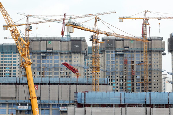 ▲ 서울 시내 한 아파트 공사 현장에 타워크레인이 설치돼있다. /뉴시스