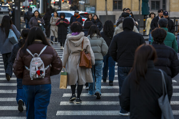 ▲ 서울 종로구 광화문네거리에서 시민들이 이동하고 있다. /뉴시스