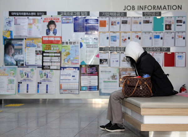 ▲ 서울 시내의 한 대학교 일자리플러스센터에 학생이 채용정보 게시판 앞에 앉아 있다. /뉴시스