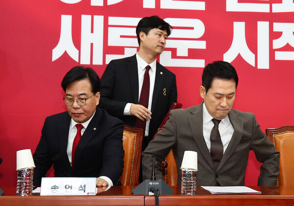 ▲ 장동혁 대표 뒤로 지나가는 우재준 최고위원. /뉴시스