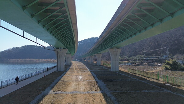 3-2. 용인특례시가 기흥저수지 유휴공간을 활용해 수변공간으로 조성했다.